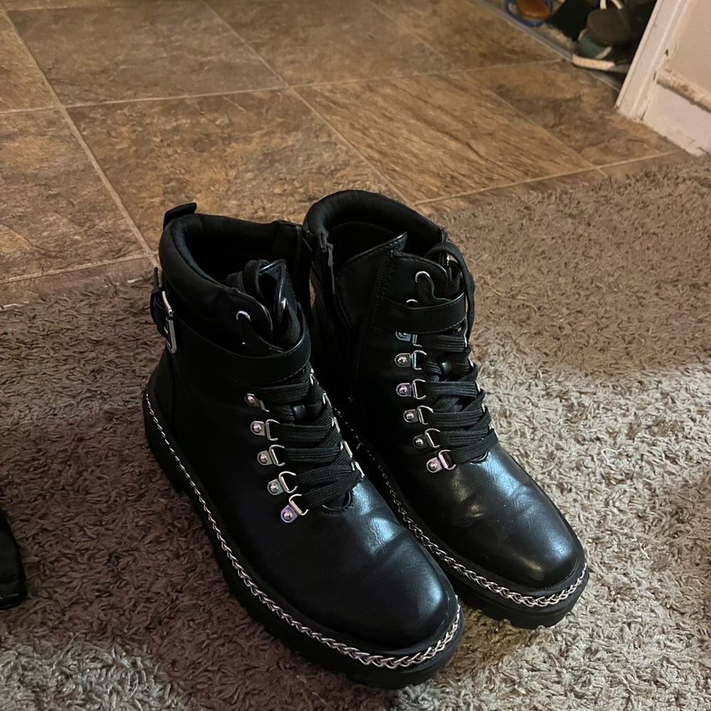 Combat boots w chain detail